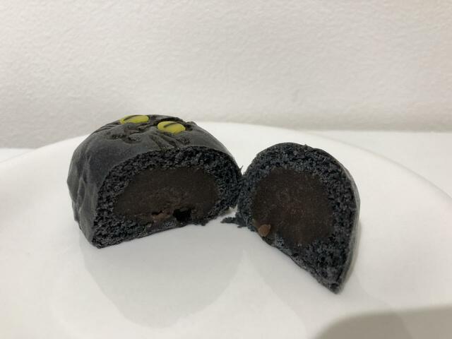 【招福猫子（ねこ）まんじゅう】黒猫の中には黒糖風味のあんがたっぷり