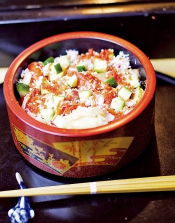 はく田　ばらちらし 1080円　新鮮な魚介をたっぷりとごはんにのせた「ばらちらし」。