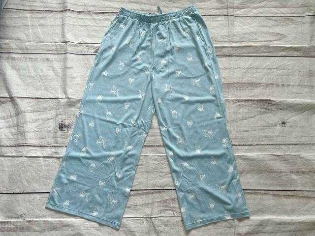 ボトムスはキュートな総柄デザイン