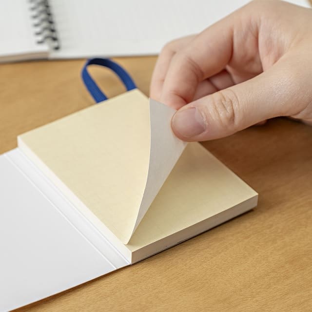 【ロフト「文フェス 2024AUTUMN」】カラーバンドが付いた手のひらサイズの付箋。鞄の中でもめくれにくく、持ち運びにも便利。