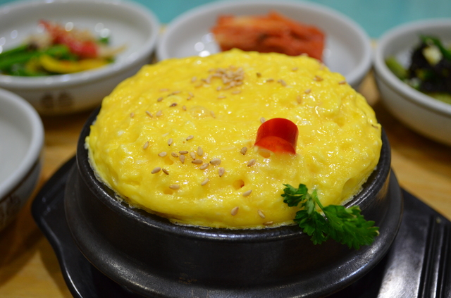 「家族会館」はビビンパだけでも贅沢感があるのに、つきだしも豪華。これは韓国式茶碗蒸し、ケランチム