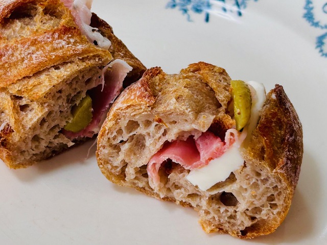 【dough-ist】切るとブルー（バター）もはさんであるのがわかります