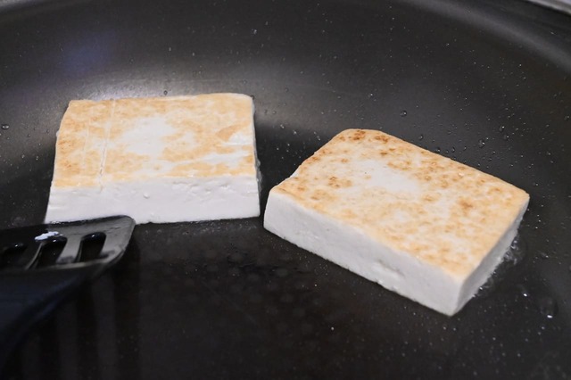 【豆腐どーん！】豆腐半丁をさらに半分に切ってフライパンで焼きます
