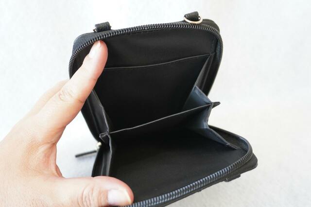 スマホショルダーは2層に別れていてポケットもついている