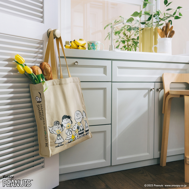 【PEANUTS×Afternoon Teaの新シリーズ】トートバッグ ¥3,850、マグカップ360ml ¥1,760