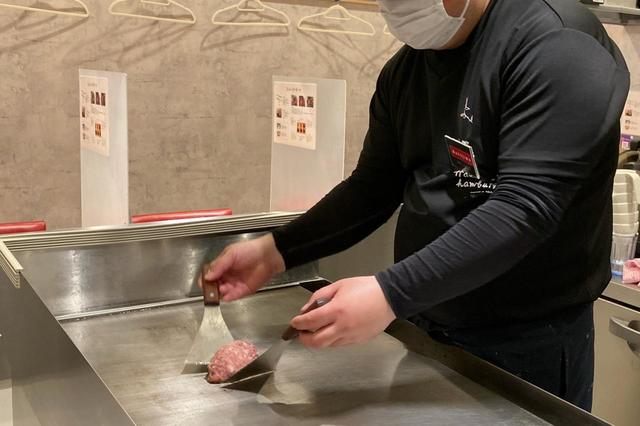 厨房の鉄板で数分焼いたハンバーグがカウンターに届く