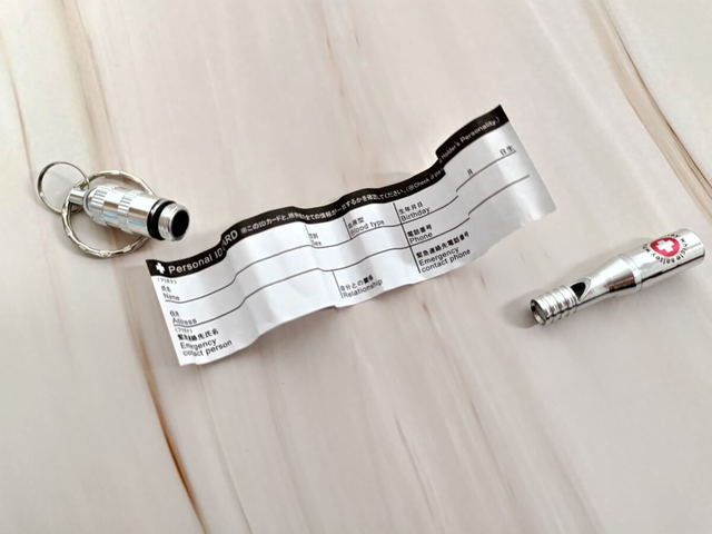 【キャンドゥ】非常用呼子笛　中には個人情報を書き込めるIDカードが