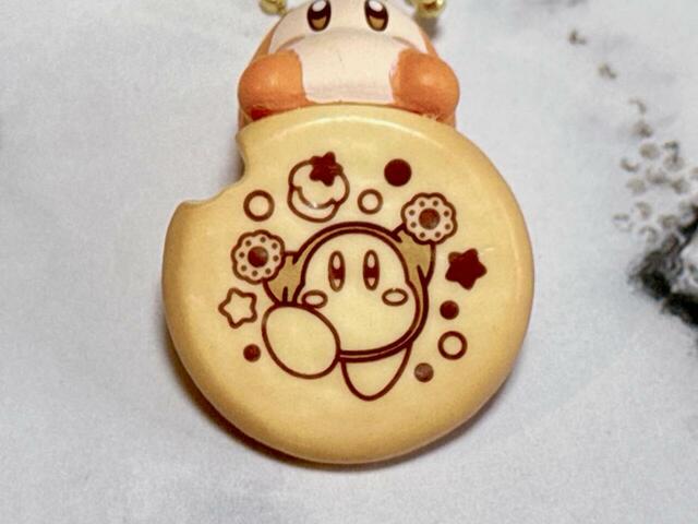 ビスケットにもかわいいイラストプリント入り。実際のビスケットと同じ絵柄です!