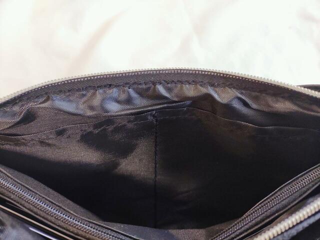 反対側はミニポケット2つ