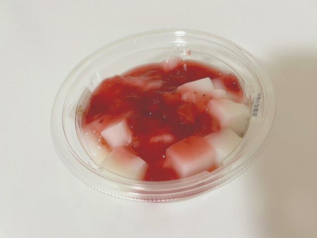 【セブン-イレブン みるくわらび 練乳いちご】みるくわらびの上には、果肉入りのいちごソースがたっぷりかかっています