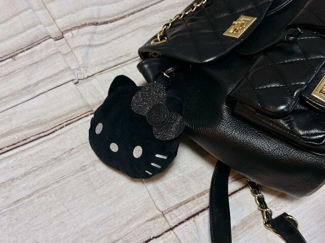 ブラックのキルティングリュックにつけてみました。かわいい！