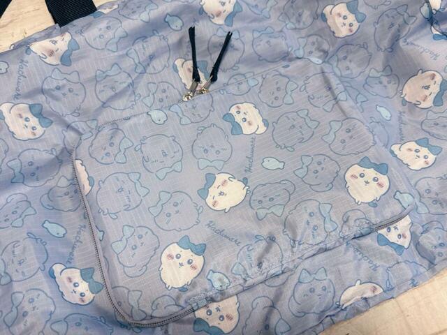 前面にはファスナーポケット付き。このポケットに折りたたんだバッグを入れて持ち運びできる仕様