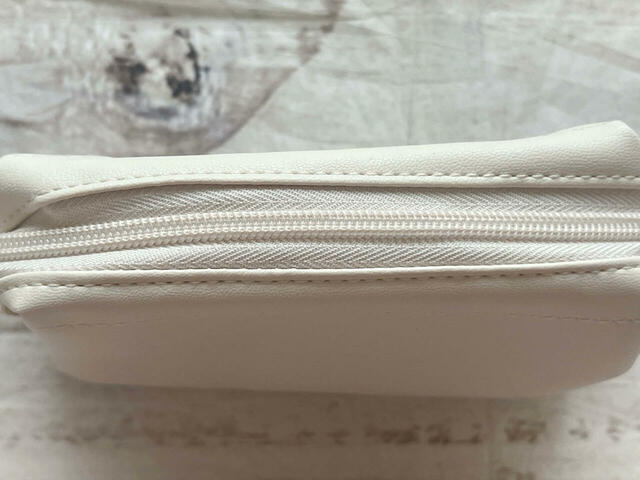 ファスナーで開閉する仕様