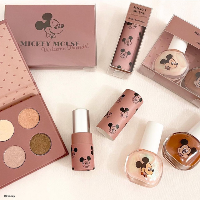 アイシャドウパレット、練り香水（チョコレートの香り）、ネイルカラー2本セット