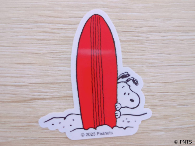 【ジョイフル×スヌーピー ステッカー5枚セット「SEA（あお）」】サーフボードからのぞいているお茶目なスヌーピー