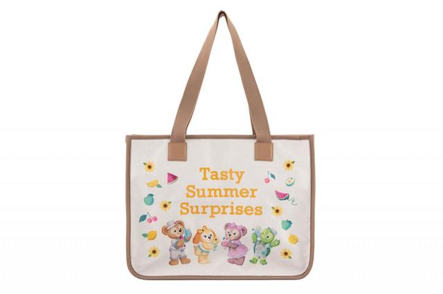 トートバッグ 4,300円｜高さ約31×幅約40×マチ約11cm｜ダッフィー＆フレンズのテイスティ・サマー・サプライズ