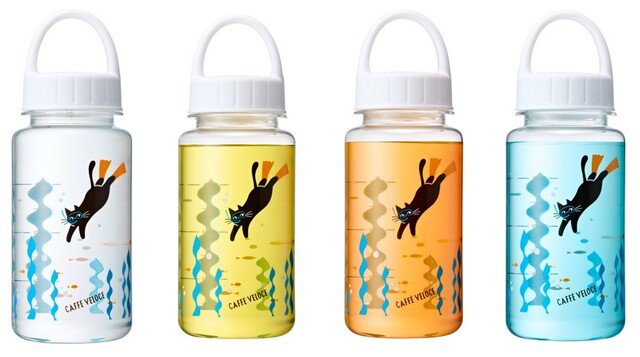 【黒ねこサマーバッグ2024】クリアボトルには、海に潜り宝探しをする黒ねこの姿をデザイン。