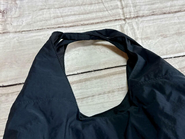 持ち手は肩がけが可能な長さ。中央は二つ折りで縫われており、持ちやすい工夫が凝らされています