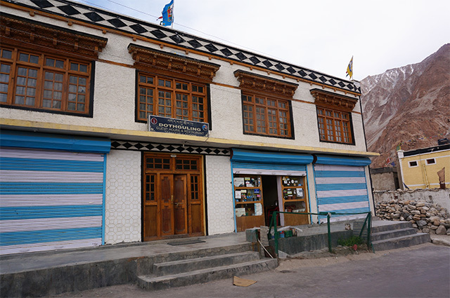 こちらがタンツェ村にある『きっと、うまくいく』の撮影隊が宿泊したゲストハウス。レストランも併設。そちらも無人でしたが。