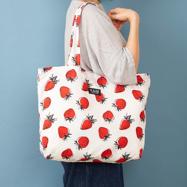 苺柄のバッグ