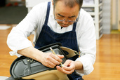 土屋鞄製造所 職人さんが丁寧に作っています