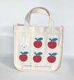 「​​​AOMORI×Dick Bruna TABLE　ドリンクホルダー付きサガラ刺しゅうバッグ」＜価格：4,180円（税込）＞【ミッフィーとリンゴをあしらった「AOMORI×Dick Bruna TABLE」限定グッズ第2弾が登場！イベント限定仕様の「サガラ刺しゅうバッグ」や「ランチョンマット」発売！】