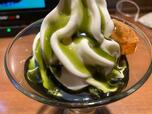 目を引くのは、北海道産ソフトクリームと抹茶ソースのコントラスト。【びっくりドンキーの抹茶スイーツ】
