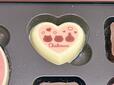 ハート形のホワイトチョコにはちいかわたちのシルエットがプリントされています