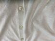 【ユニクロ ライトVネックカーディガン】ボタンも本体のカラーに合わせて統一されています