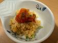 【ロピア どデカ盛り炒飯】キムチと一緒に食べてみました♪旨みと酸味が炒飯と相性抜群で、味変にもぴったりです◎