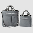 【DEAN ＆ DELUCA「リバーシブルトートバッグ」】ブラック面にはさりげない刺繍ロゴ、グレー面にはシルク印刷のロゴを配置
