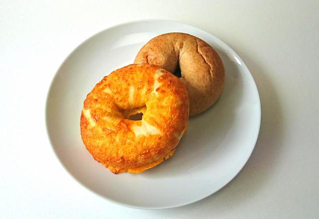 【カークランドシグネチャー　バラエティベーグル　12個　680円】写真はチーズ（手前）とハニーウィート（奥）