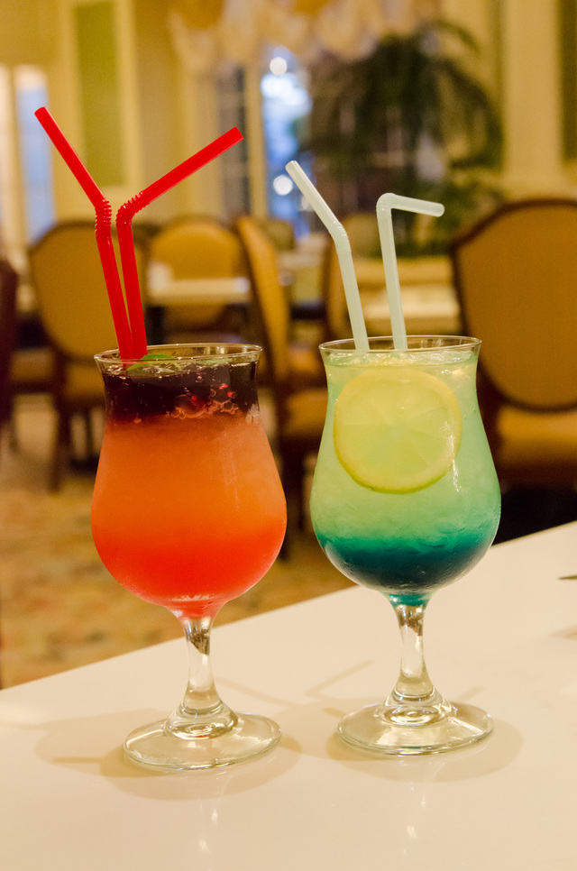 「シャーウッドガーデン・レストラン」スペシャルノンアルコールカクテル 左：アナ 右：エルサ｜東京ディズニーランドホテル 2016年「アナとエルサのフローズンファンタジー」