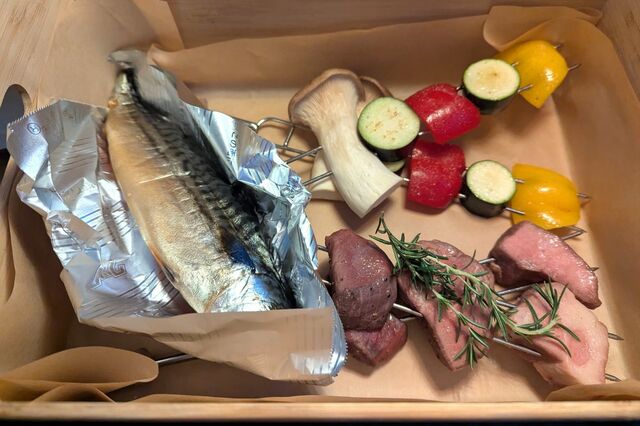 【クスクスグランピング真鶴】夕食には真鶴の名店「魚伝」の干物も