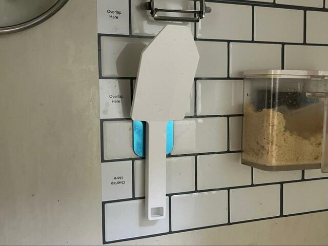 【tower マグネットハンドル付シリコーンスポンジ】取っ手部分にマグネットが付いているので、浮かせて収納もOK！