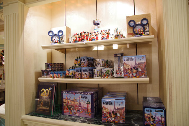 パリモチーフのグッズたち。柄はディズニーランド・パリのメインアートになっています。