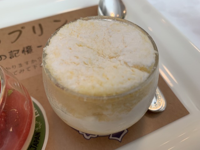 舌触り滑らかなプリンの上にヨーグルトフロマージュをトッピング