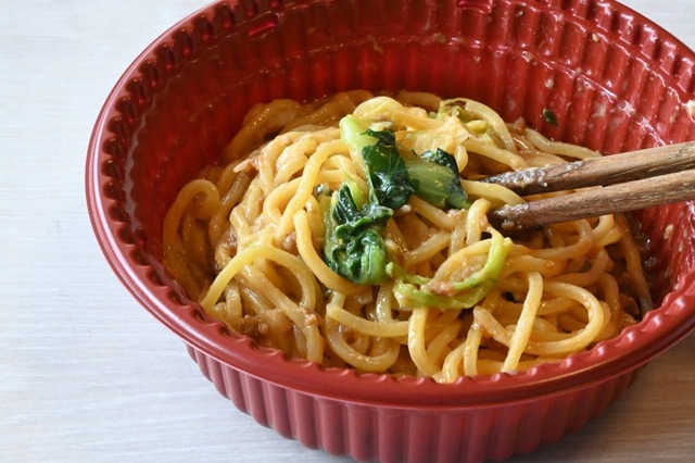 【ニチレイ「本当に旨い担々麺」】汁なし担々麺をよく混ぜます