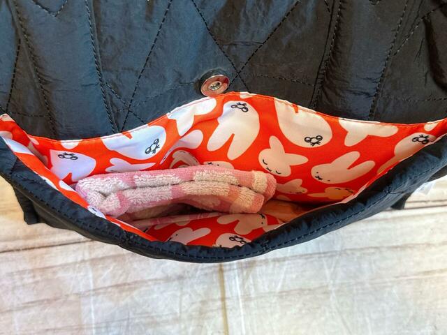 外側のポケットにはミニタオルやティッシュなどを収納