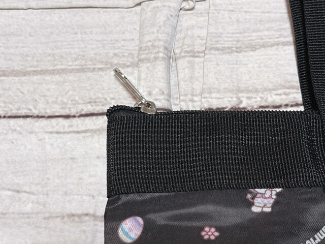 開口部はファスナーで開閉する仕様