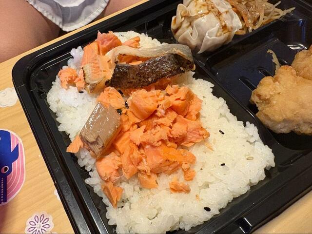 【ロピア 焼鮭弁当】箸でほぐれる柔らか鮭がどっさり♪