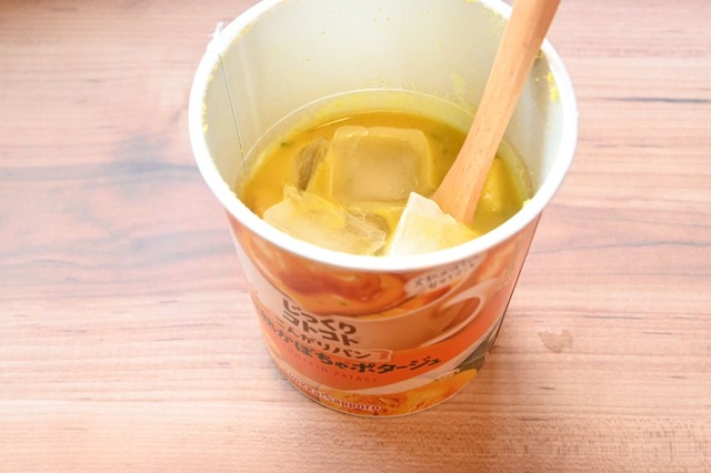 【かぼちゃスープのカレーうどん】めんつゆ、氷を入れる