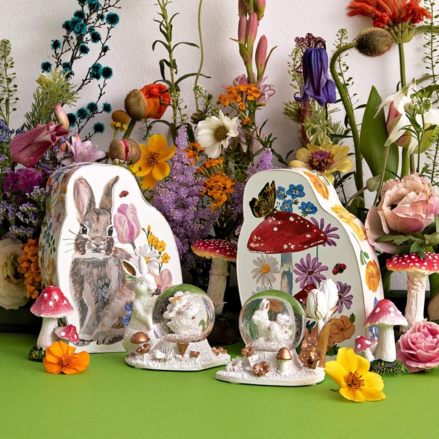 【Afternoon Tea】クッキーティーセット（ストロベリーティー＆ストロベリーフラワー／オレンジティー＆ショコラ） 各¥1,296、スノードーム 各¥4,400