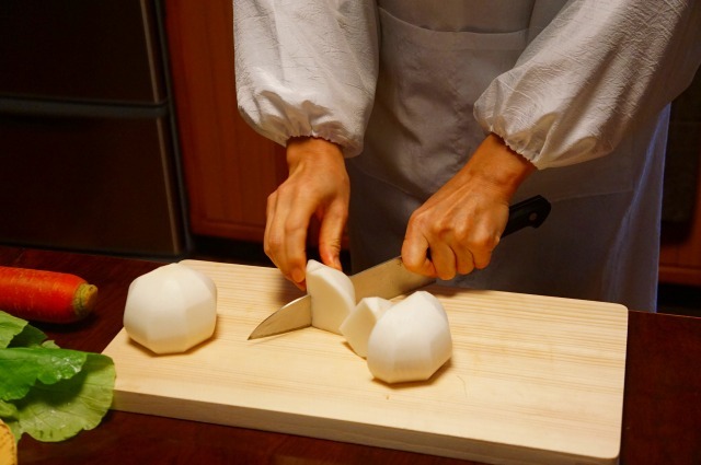 【白みそシチューの作り方3】６等分に切り分ける