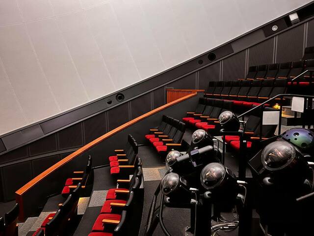 映画館のようなしっかりした椅子で見ることができます