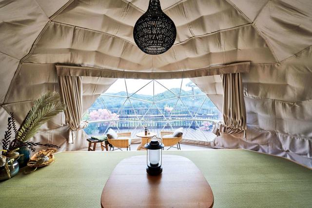 テントには季節によりエアコンや掘りごたつも用意され、快適！ テントから藤野の山並みを眺めてリラックスできる／日比谷花壇の“STAY”「里楽巣FUJINO」