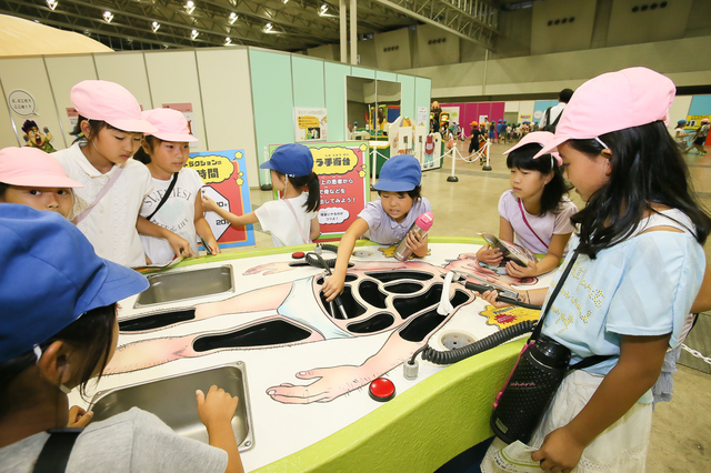 リアルな手術が体験できる「イライラ手術台」