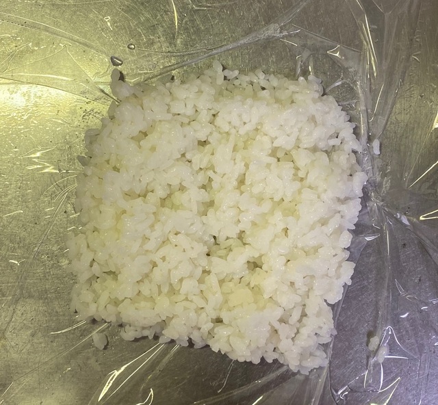 炊き立てごはんをラップの上にのせた状態