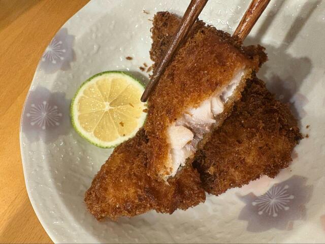 【コストコ AJIFLUFFY アジフライ】断面はこんな感じ。身がしっかり厚く、ふっくらした食感です！