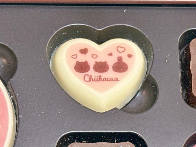 ハート形のホワイトチョコにはちいかわたちのシルエットがプリントされています